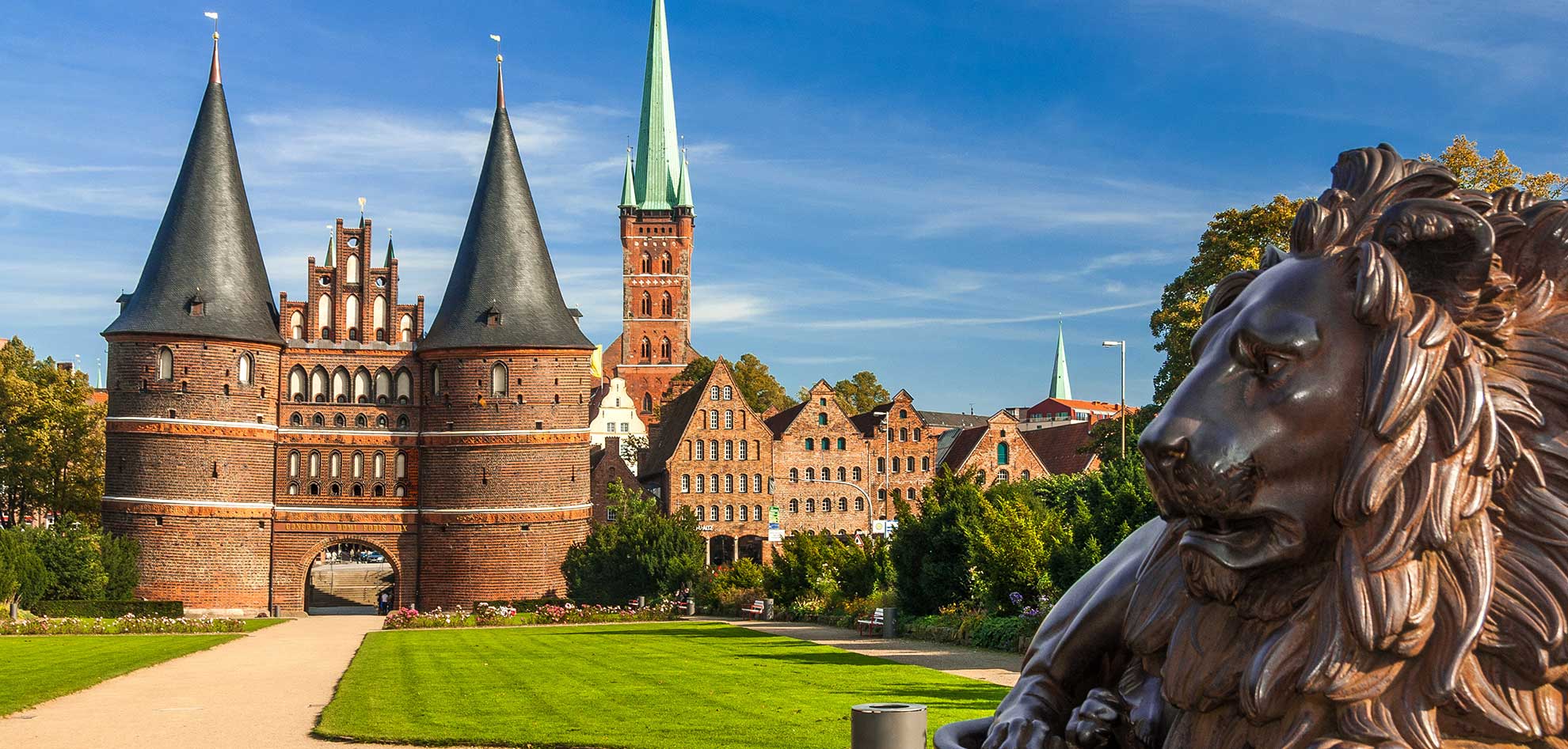 Ein Bild mit Blick aufs Holstentor von Lübeck